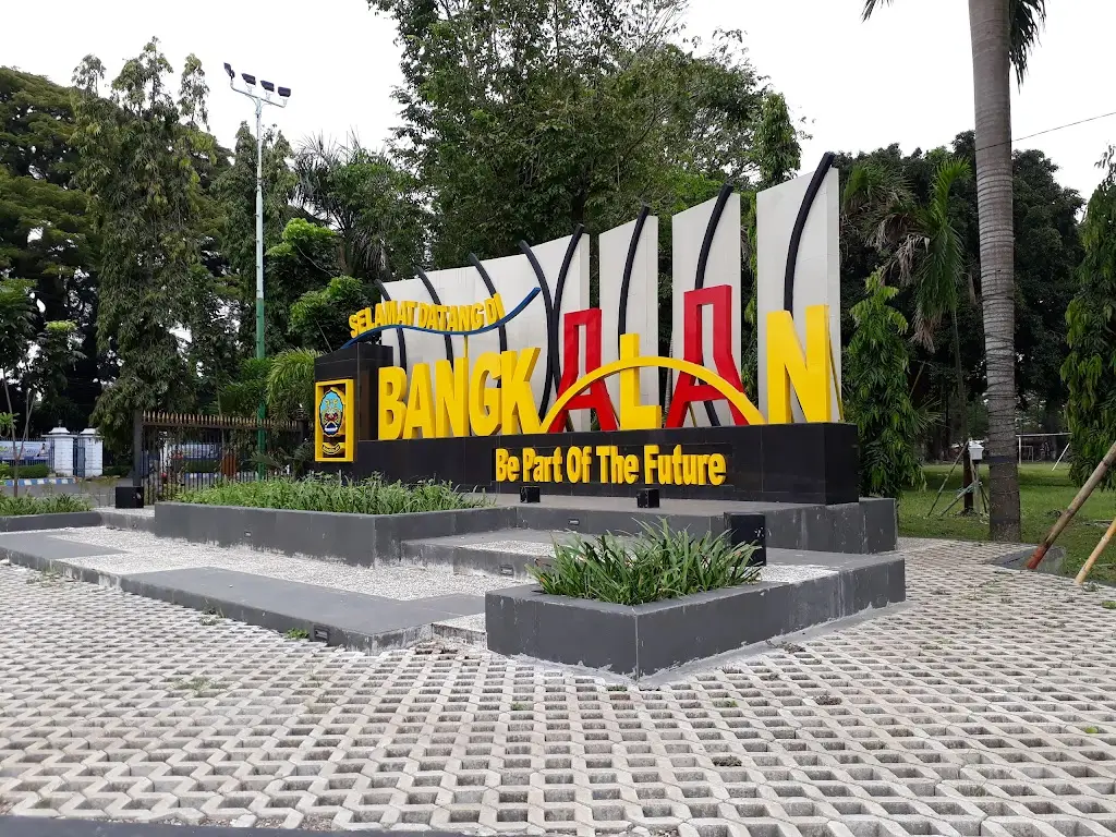 Alun-Alun Bangkalan, Jl. KH Abdul Karim, Demangan Barat, Demangan, Kec. Bangkalan, Kabupaten Bangkalan, Jawa Timur 69115, Indonesia