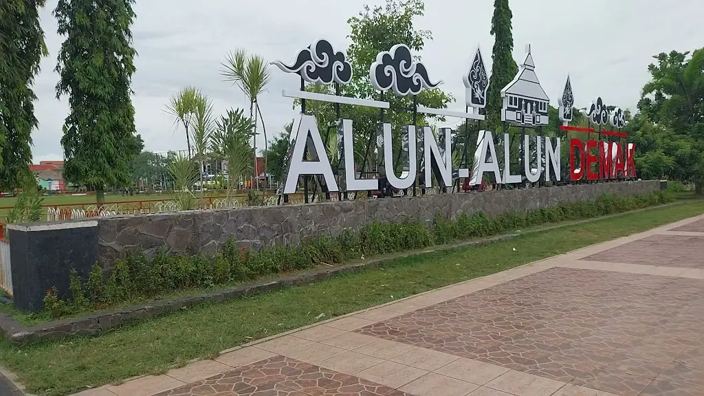 Alun-Alun Demak, Jl. Sultan Fatah No.41, Kauman, Bintoro, Kec. Demak, Kabupaten Demak, Jawa Tengah 59511, Indonesia