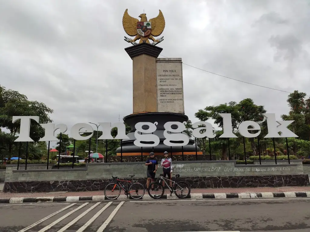 XP25+9M9 Alun-Alun Kabupaten Trenggalek, Surodakan, Jonogaran, Ngantru, Kec. Trenggalek, Kabupaten Trenggalek, Jawa Timur 66311, Indonesia