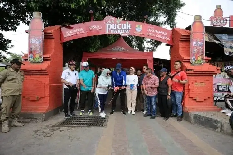 Alun-Alun Kejaksan, Kota Cirebon, Jl. Tanda Barat II No.Samping, alun-alun, Kec. Kejaksan, Kota Cirebon, Jawa Barat 45124, Indonesia