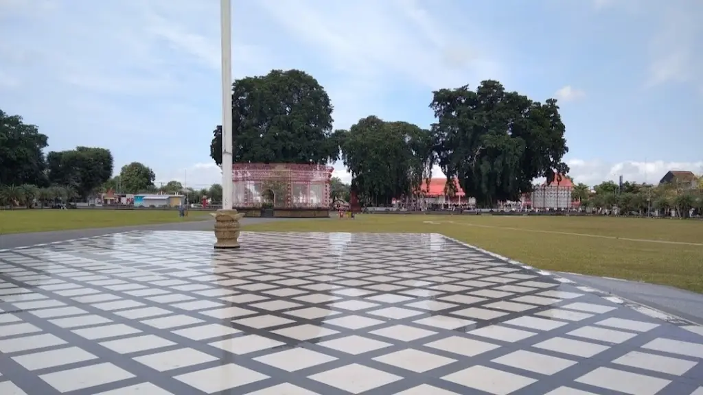 Alun-Alun Kota Blitar, Jl. Merdeka, Kepanjen Lor, Kec. Kepanjenkidul, Kota Blitar, Jawa Timur 66117, Indonesia