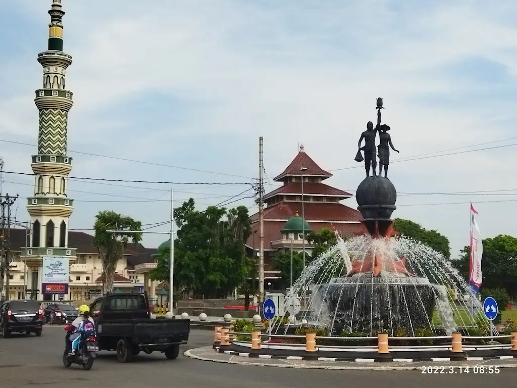 72F5+3RJ Alun-Alun Kota Cilacap, Cilacap, Sidanegara, Kec. Cilacap Tengah, Kabupaten Cilacap, Jawa Tengah 53211, Indonesia