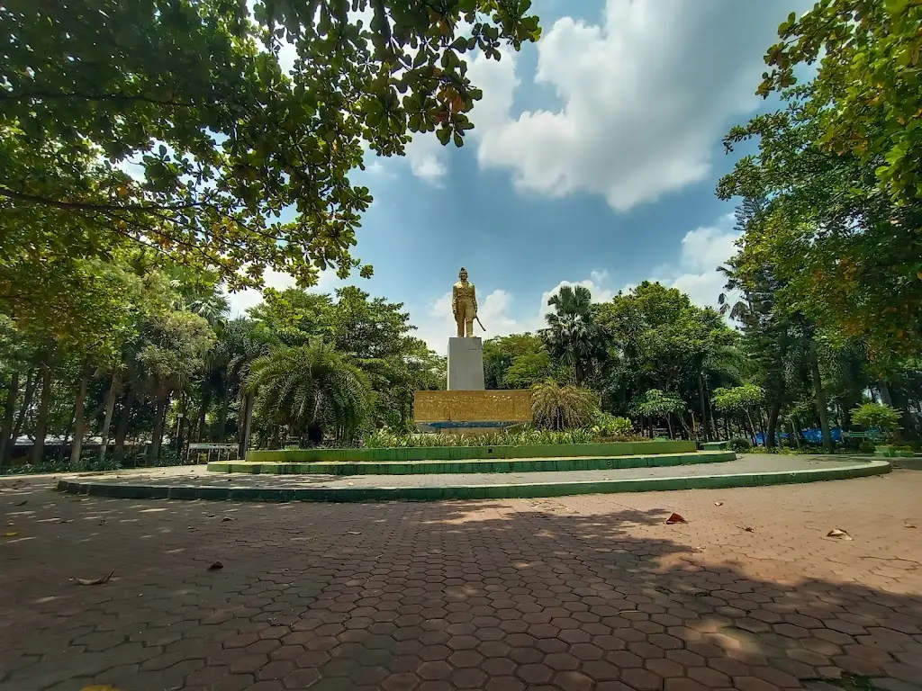 Alun-Alun Kota Kediri, Jl. Panglima Sudirman, Kp. Dalem, Kec. Kota, Kota Kediri, Jawa Timur 64129, Indonesia