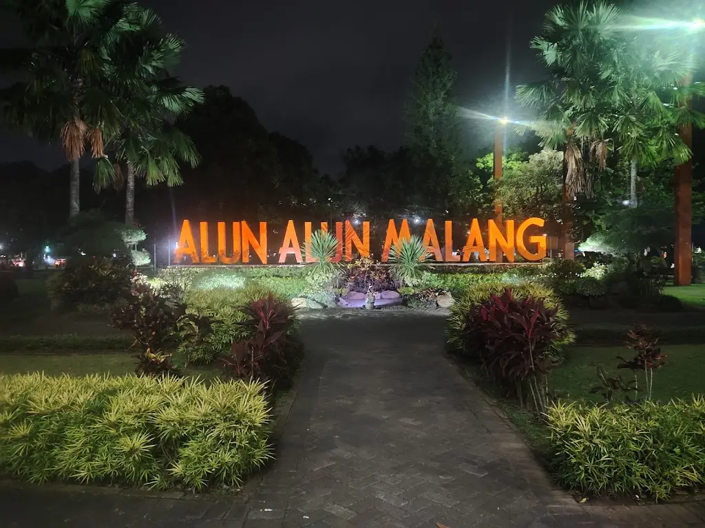 Alun-Alun Kota Malang, Jl. Merdeka Selatan, Kiduldalem, Kec. Klojen, Kota Malang, Jawa Timur 65119, Indonesia