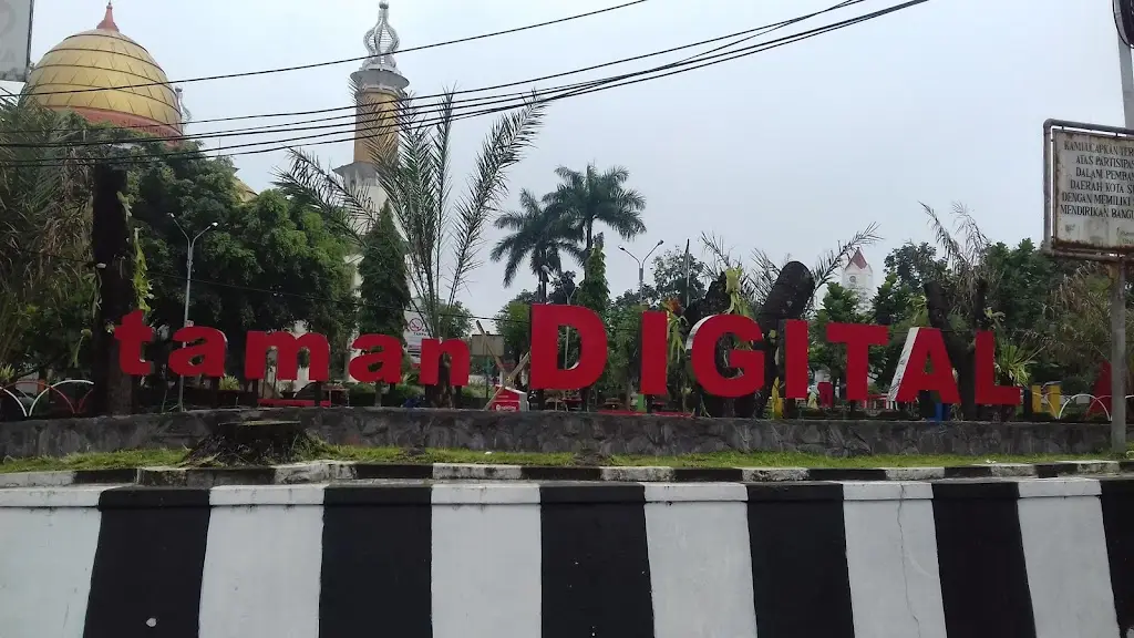 3WHG+M75 Alun-Alun Kota Sukabumi, Jl. Alun-Alun Utara, Gunungparang, Kec. Cikole, Kota Sukabumi, Jawa Barat 43111, Indonesia