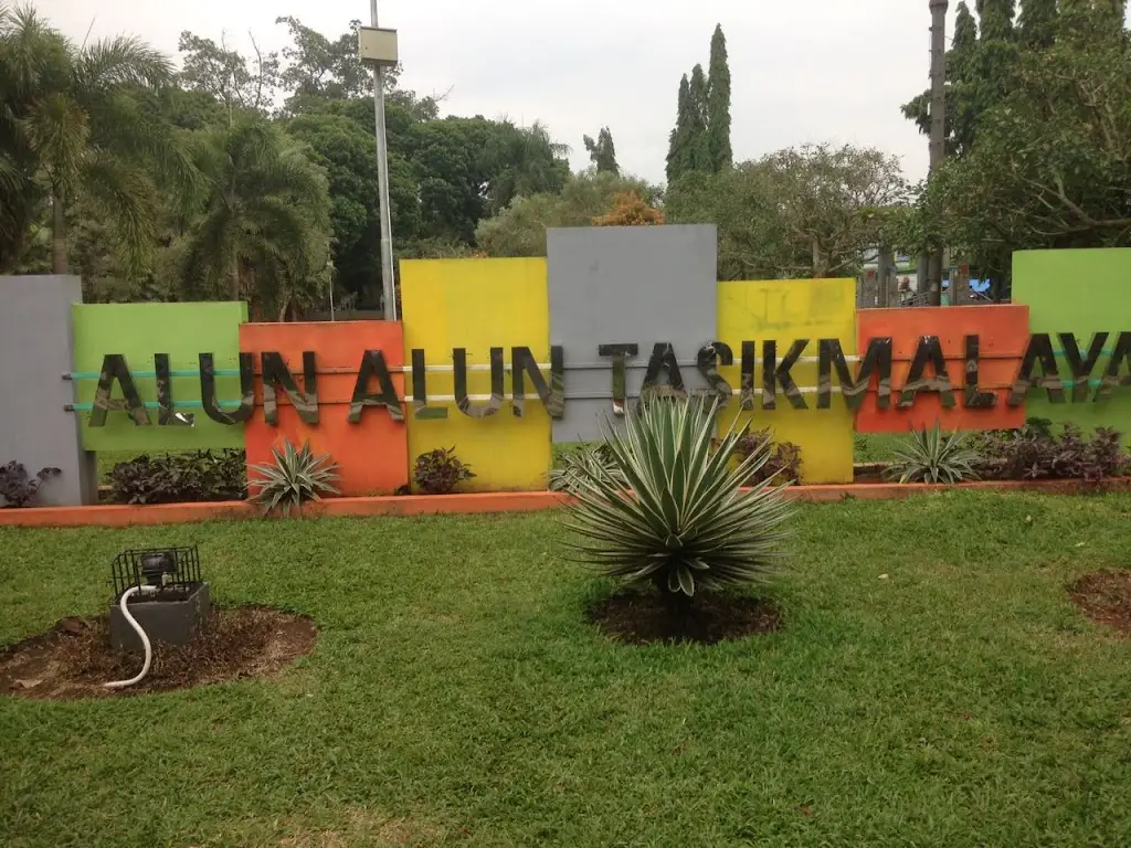 Alun-Alun Kota Tasikmalaya, Empangsari, Kec. Tawang, Kab. Tasikmalaya, Jawa Barat 46113, Indonesia