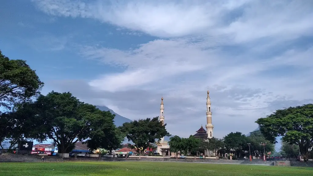 Alun-Alun Kota Temanggung, Jalan Brigjend Katamso Giyanti, Suronatan, Temanggung II, Kec. Temanggung, Kabupaten Temanggung, Jawa Tengah 56213, Indonesia