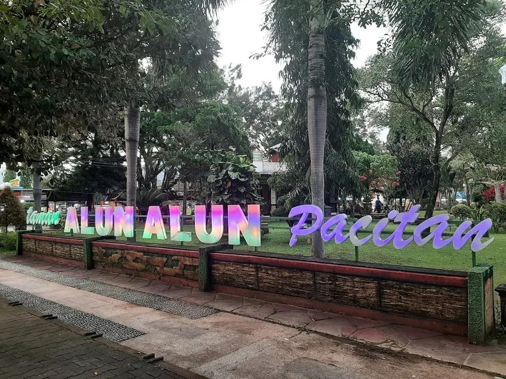 Alun-Alun Pacitan, Jl. Sugiyo Pranoto No.1, RT.1/RW.01, Krajan, Kec. Pacitan, Kabupaten Pacitan, Jawa Timur 63511, Indonesia