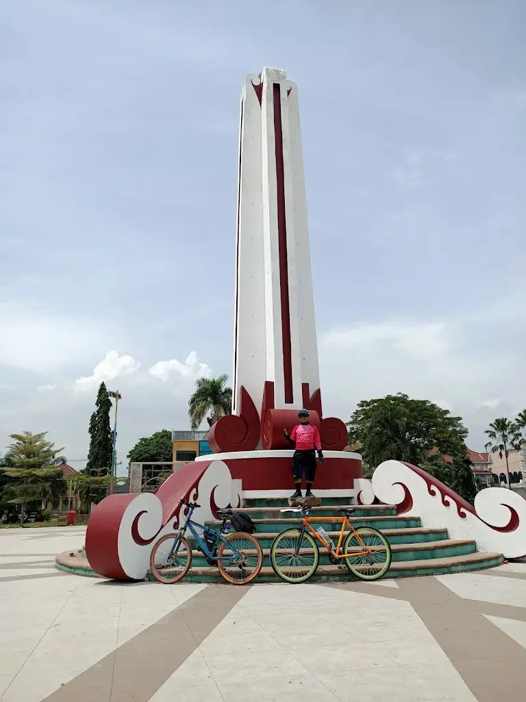 9W54+6MP Alun-Alun Pasuruan, Jl. Alun-Alun Sel., Kebonsari, Kec. Panggungrejo, Kota Pasuruan, Jawa Timur 67116, Indonesia