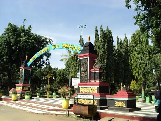 XVR6+M3X Alun-Alun Taman Adipura Kota Sumenep, Jl. Veteran, Lingkungan Delama, Pajagalan, Kec. Kota Sumenep, Kabupaten Sumenep, Jawa Timur 69416, Indonesia