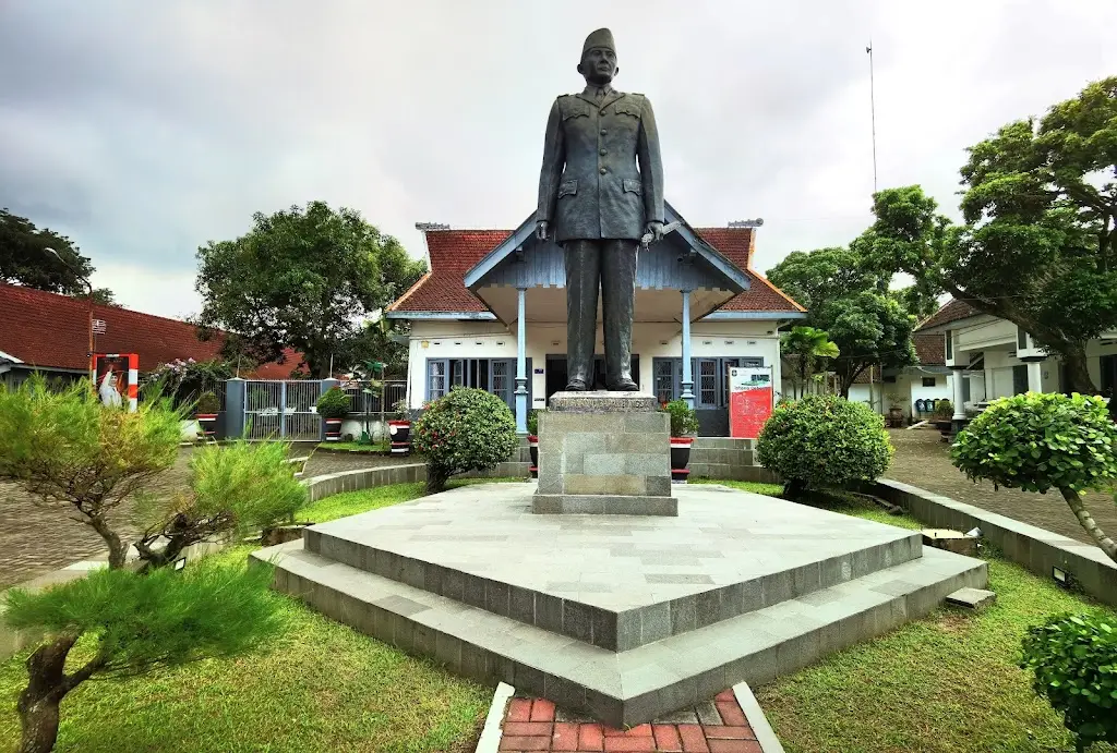 Istana Gebang, Jl. Sultan Agung No.59, Sananwetan, Kec. Sananwetan, Kota Blitar, Jawa Timur 66137, Indonesia