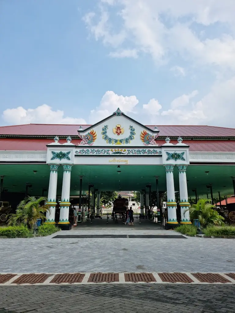 Keraton Ngayogyakarta Hadiningrat, Jl. Rotowijayan Blok No. 1, Panembahan, Kecamatan Kraton, Kota Yogyakarta, Daerah Istimewa Yogyakarta, Indonesia