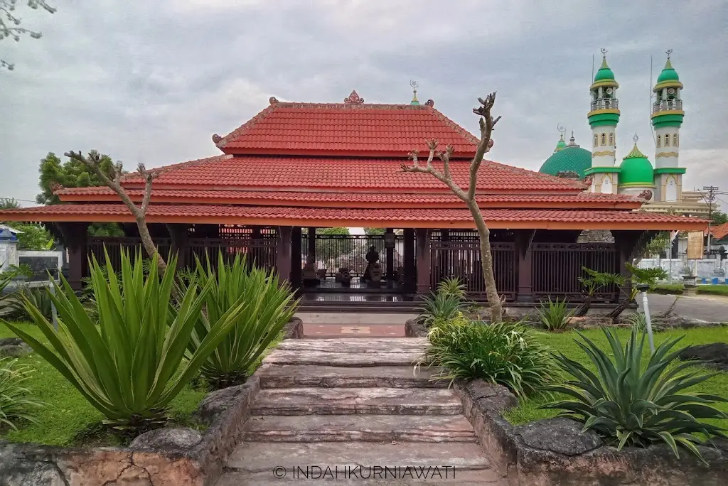 Q6RJ+JWP Kompleks Makam Ratu Ibu, Rw. II, Polagan, Kec. Sampang, Kabupaten Sampang, Jawa Timur 69216, Indonesia