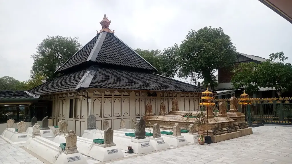 Makam Raden Patah, Jl. Kauman I No.1, Kauman, Bintoro, Kec. Demak, Kabupaten Demak, Jawa Tengah 59511, Indonesia