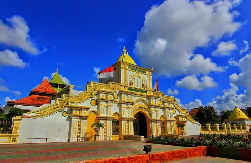 Masjid Agung Jamik Sumenep, Jl. Trunojoyo No.184, Dalem Anyar, Bangselok, Kec. Kota Sumenep, Kabupaten Sumenep, Jawa Timur 69416, Indonesia