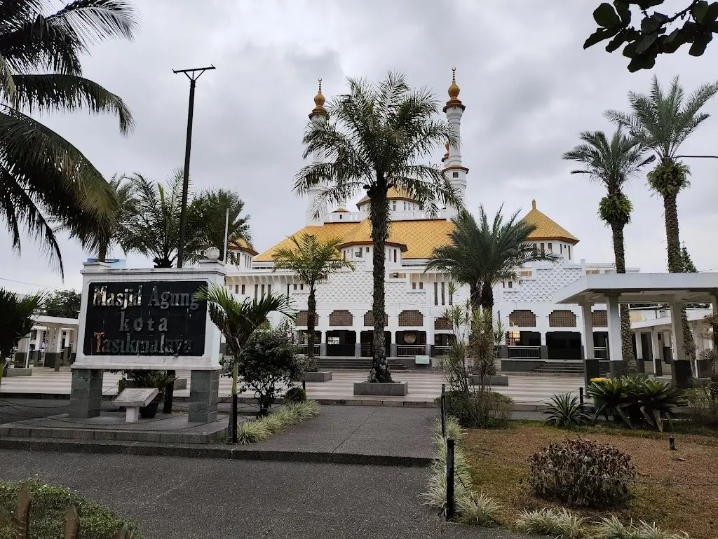 Masjid Agung Kota Tasikmalaya, Jl. Mesjid Agung No.01, Yudanagara, Kec. Tawang, Kab. Tasikmalaya, Jawa Barat 46121, Indonesia