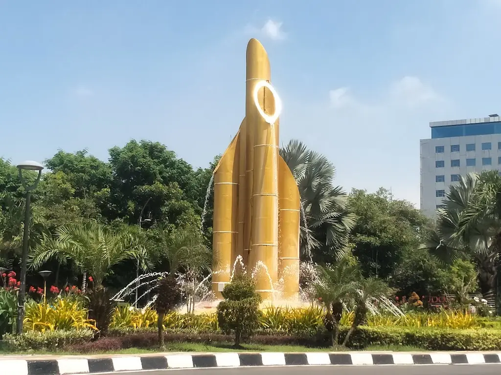 PPJV+VQJ Monumen Bambu Runcing, Jl. Panglima Sudirman, Embong Kaliasin, Kec. Genteng, Surabaya, Jawa Timur 60271, Indonesia