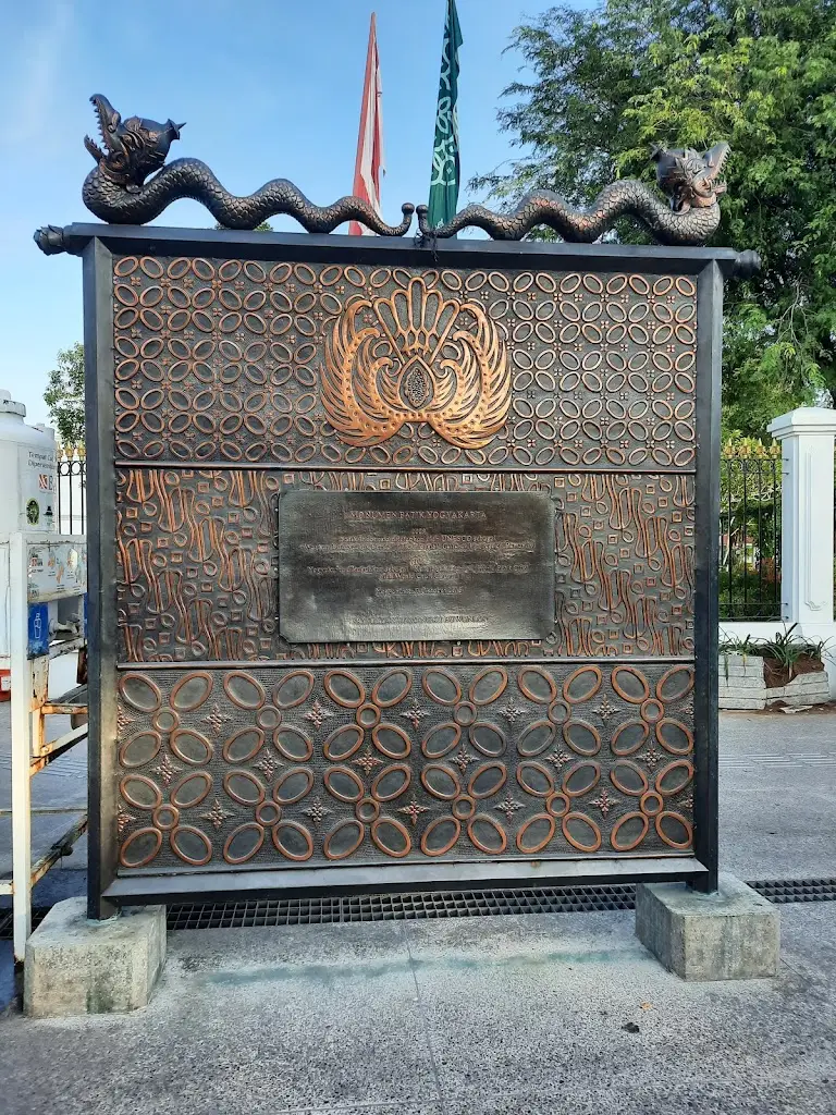 59X7+HR5 Monumen Batik Yogyakarta, Jl. KH. Ahmad Dahlan, Ngupasan, Kec. Gondomanan, Kota Yogyakarta, Daerah Istimewa Yogyakarta 55122, Indonesia