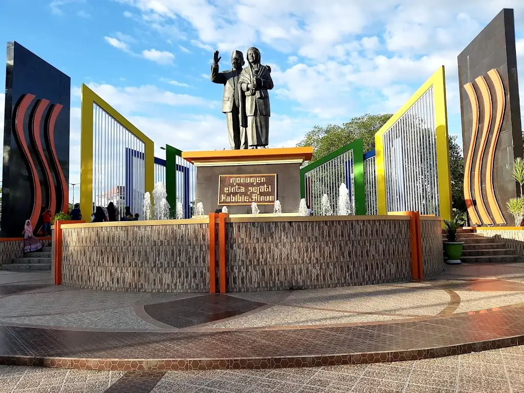 Monumen Cinta Sejati Habibie-Ainun, Lapangan Andi Makkasau, Jl. Karaeng Burane, Mallusetasi, Kec. Ujung, Kota Parepare, Sulawesi Selatan 91111, Indonesia