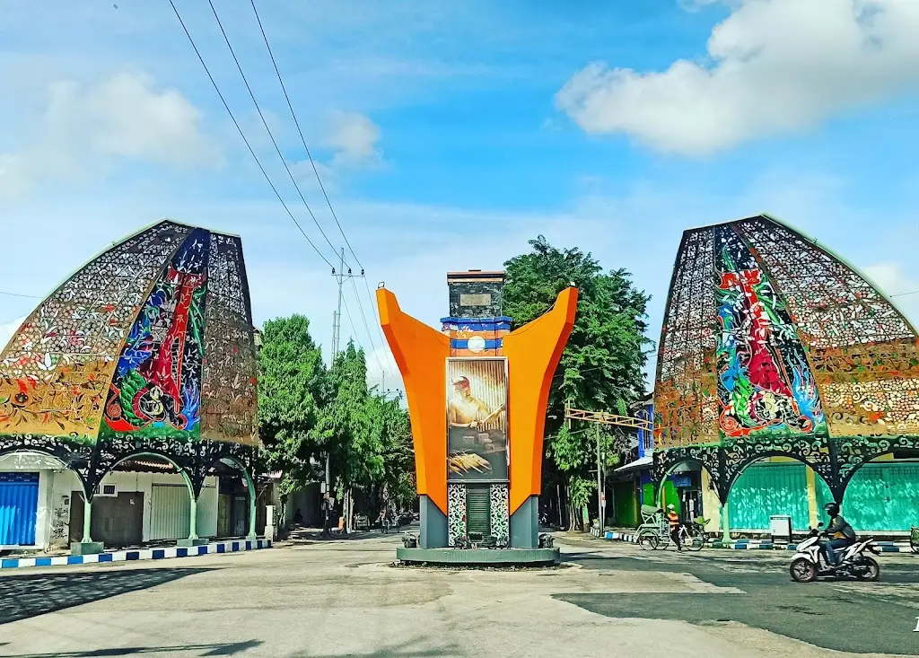 XVV5+8W5 Monumen Pusat Kota Sumenep, Jl. Halim Perdana Kusuma, Dalem Anyar, Kepanjin, Kec. Kota Sumenep, Kabupaten Sumenep, Jawa Timur 69417, Indonesia