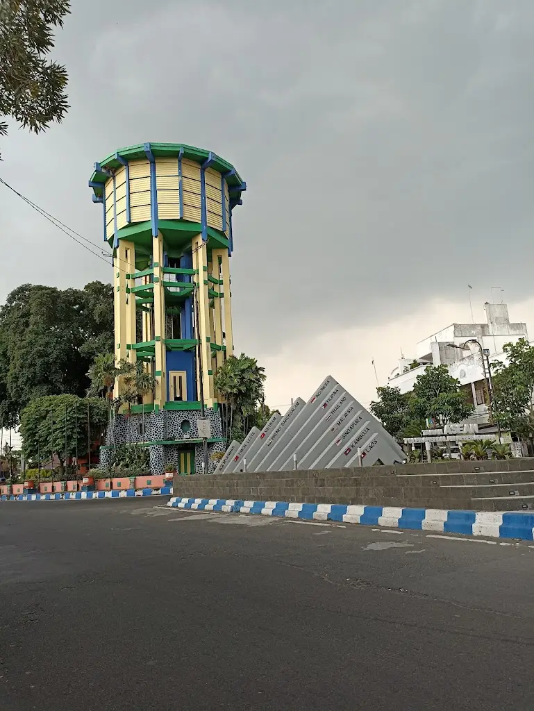 Monumen Ringin Contong, Jl. KH. Wahid Hasyim No.1, Jombang, Kec. Jombang, Kabupaten Jombang, Jawa Timur 61415, Indonesia