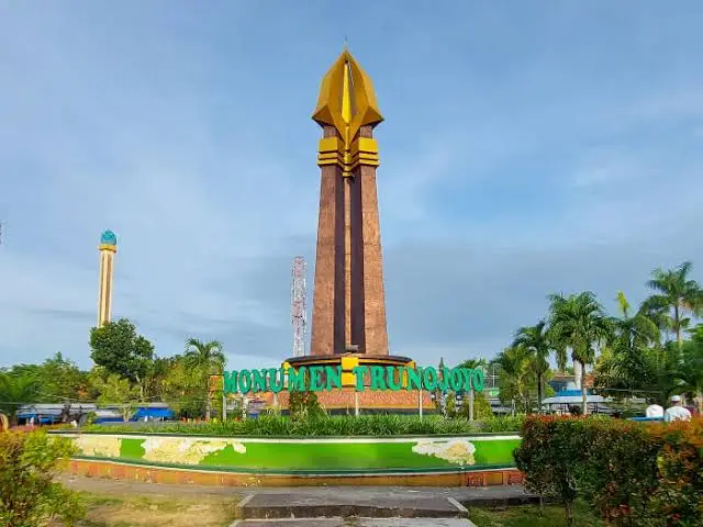 R732+P9H Monumen Trunojoyo Sampang, Rw. III, Rong Tengah, Kec. Sampang, Kabupaten Sampang, Jawa Timur 69216, Indonesia