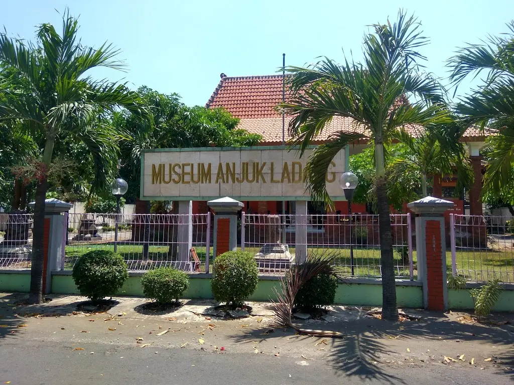 Museum Anjuk Ladang, Terminal Bus anjuk ladang, Jalan Gatot Subroto Ringin Anom Ringin Anom Kauman (timur, Kec. Nganjuk, Kabupaten Nganjuk, Jawa Timur 64411, Indonesia