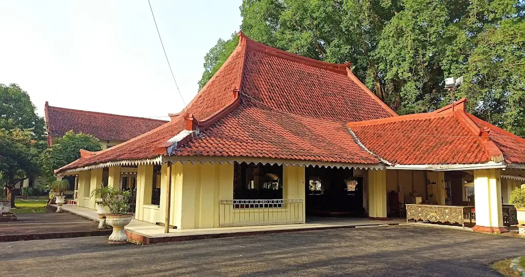 XVR8+32M Museum Keraton Sumenep, Jl. Dr. Sutomo No.6, Lingkungan Delama, Pajagalan, Kec. Kota Sumenep, Kabupaten Sumenep, Jawa Timur 69416, Indonesia