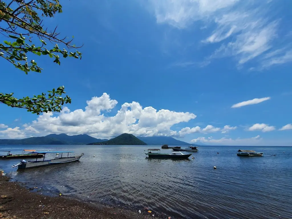 Q84V+GPM Pantai Fitu, Fitu, Kec. Ternate Sel., Kota Ternate, Maluku Utara, Indonesia