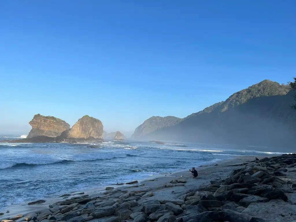 Pantai Papuma, Pantai Papuma Jember, Jl. Raya, Area Kebun, Lojejer, Kec. Wuluhan, Kabupaten Jember, Jawa Timur 68162, Indonesia