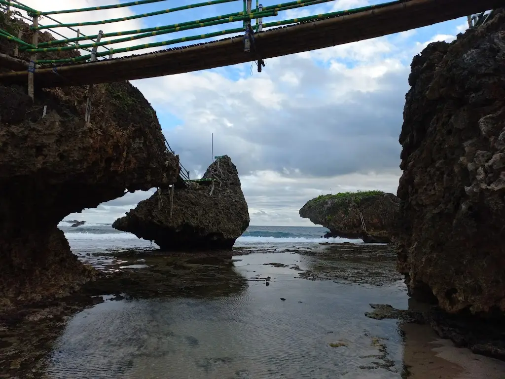 Pantai Siung, Jl. Pantai Siung, Duwet, Purwodadi, Wonosari, Kabupaten Gunung Kidul, Daerah Istimewa Yogyakarta 55881, Indonesia