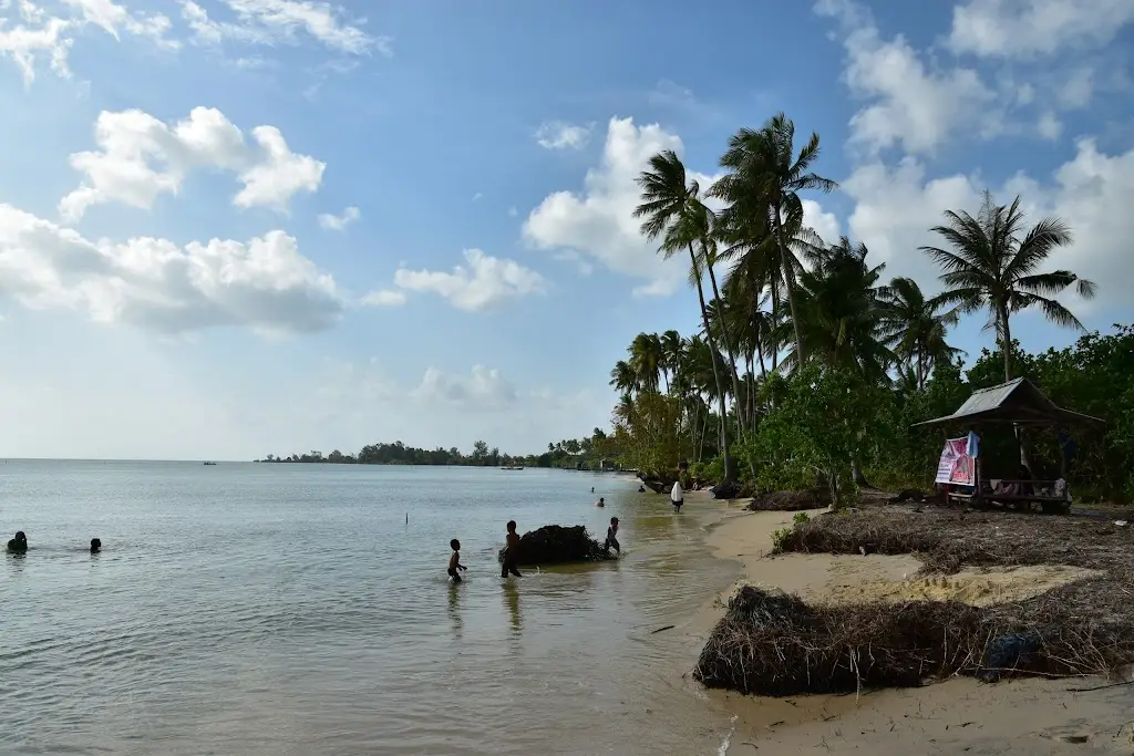 Pantai Tanjung Siambang, PULAU, Dompak, Kec. Bukit Bestari, Kota Tanjung Pinang, Kepulauan Riau, Indonesia