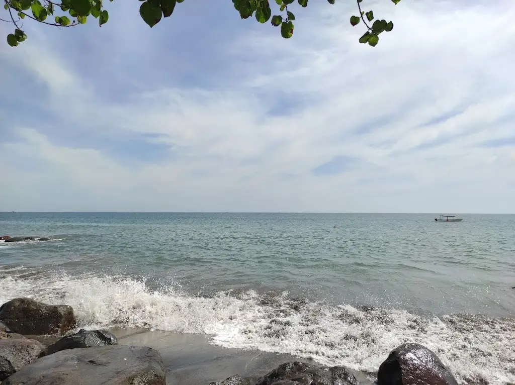 643P+6HJ Pantai Ujong Blang, Hagu Bar. Laut, Kec. Banda Sakti, Kota Lhokseumawe, Aceh 23122, Indonesia