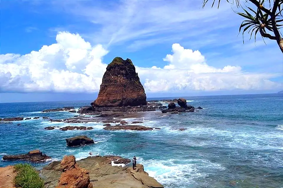 HH93+XFC Papuma Beach, Jl. Pantai Tim., Area Kebun, Lojejer, Kec. Wuluhan, Kabupaten Jember, Jawa Timur 68162, Indonesia