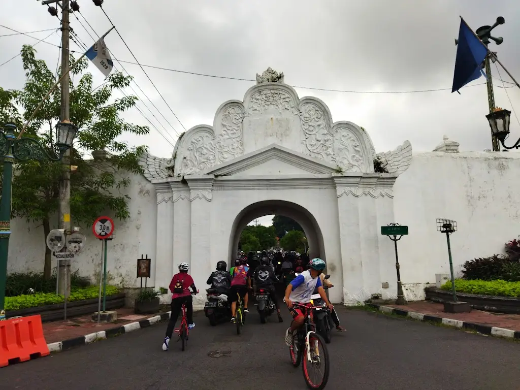 Plengkung Gading, Jl. Patehan Kidul No.4, Patehan, Kecamatan Kraton, Kota Yogyakarta, Daerah Istimewa Yogyakarta 55133, Indonesia