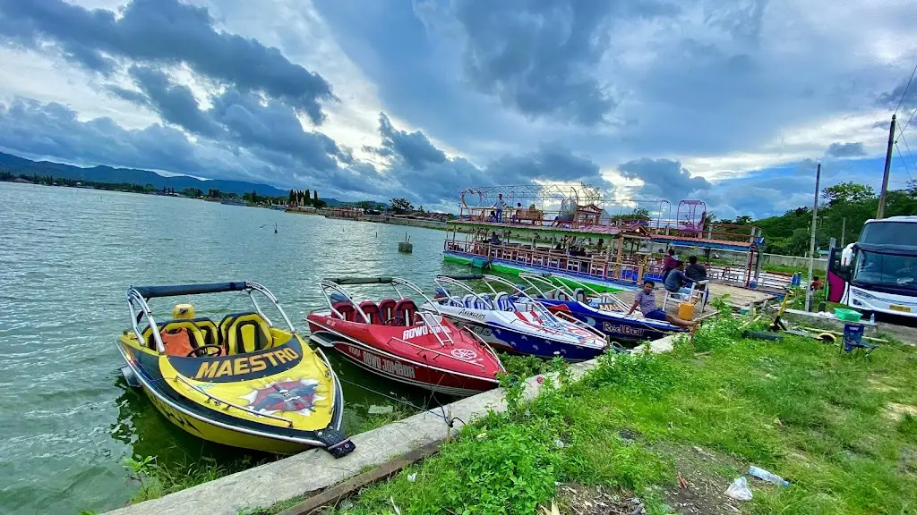 Rowo Jombor Klaten, Jl. Rw. Jombor, Waduk Jombor, Krakitan, Kec. Bayat, Kabupaten Klaten, Jawa Tengah 57462, Indonesia