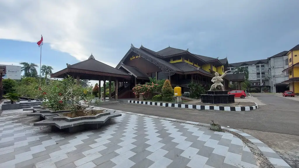 X83C+MC2 Rumah Adat Melayu, Kompleks Rumah Adat Melayu, Jl. Sutan Syahrir, Sungai Bangkong, Kec. Pontianak Kota, Kota Pontianak, Kalimantan Barat 78113, Indonesia