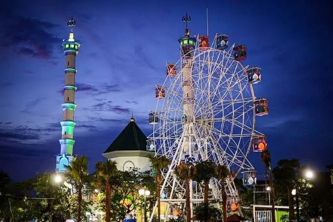 Taman Alun-Alun Kota Lamongan, Alun-alun lamongan, Jl. Lamongrejo, Tumenggungan, Kec. Lamongan, Kabupaten Lamongan, Jawa Timur 62214, Indonesia