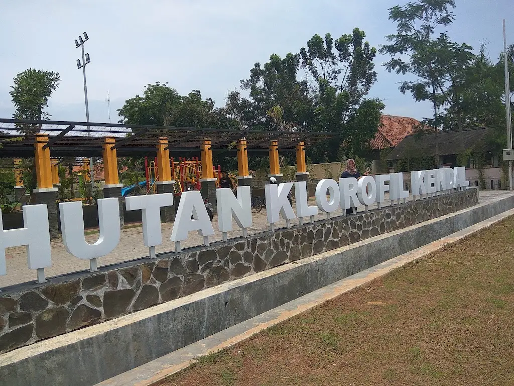 36F3+5H6 Taman Hutan Klorofil Kendal, Jl. Stadion Baru, Kersan, Kebondalem, Kec. Kendal, Kabupaten Kendal, Jawa Tengah 51318, Indonesia