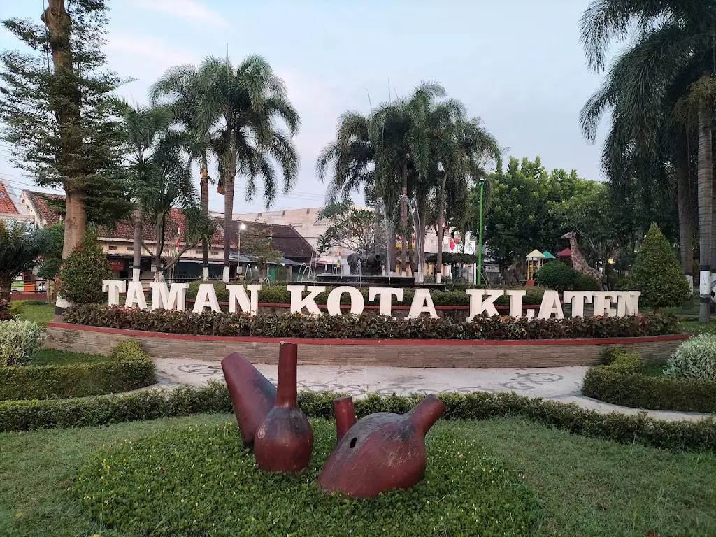 7JV2+PM7 Taman Kota Klaten, Jl. Pemuda, Losmenan, Kabupaten, Kec. Klaten Tengah, Kabupaten Klaten, Jawa Tengah 57413, Indonesia