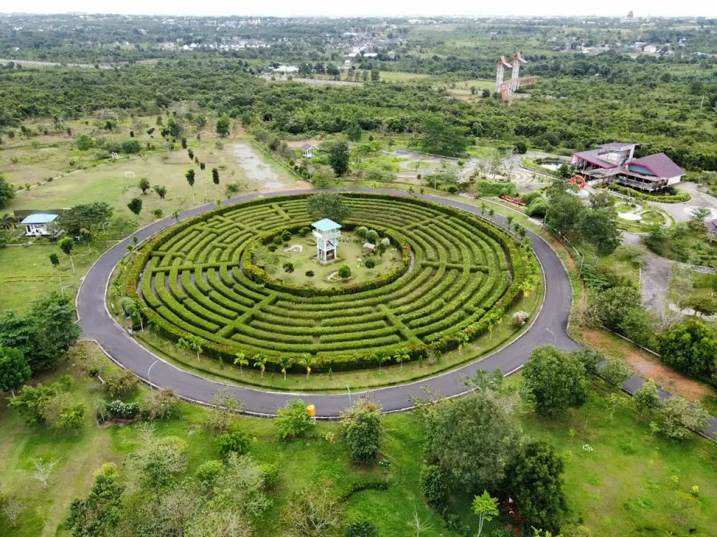 GR89+FQ5 Taman Labirin Banua (Kebun Raya Banua), Palam, Kec. Cemp., Kota Banjar Baru, Kalimantan Selatan 70731, Indonesia