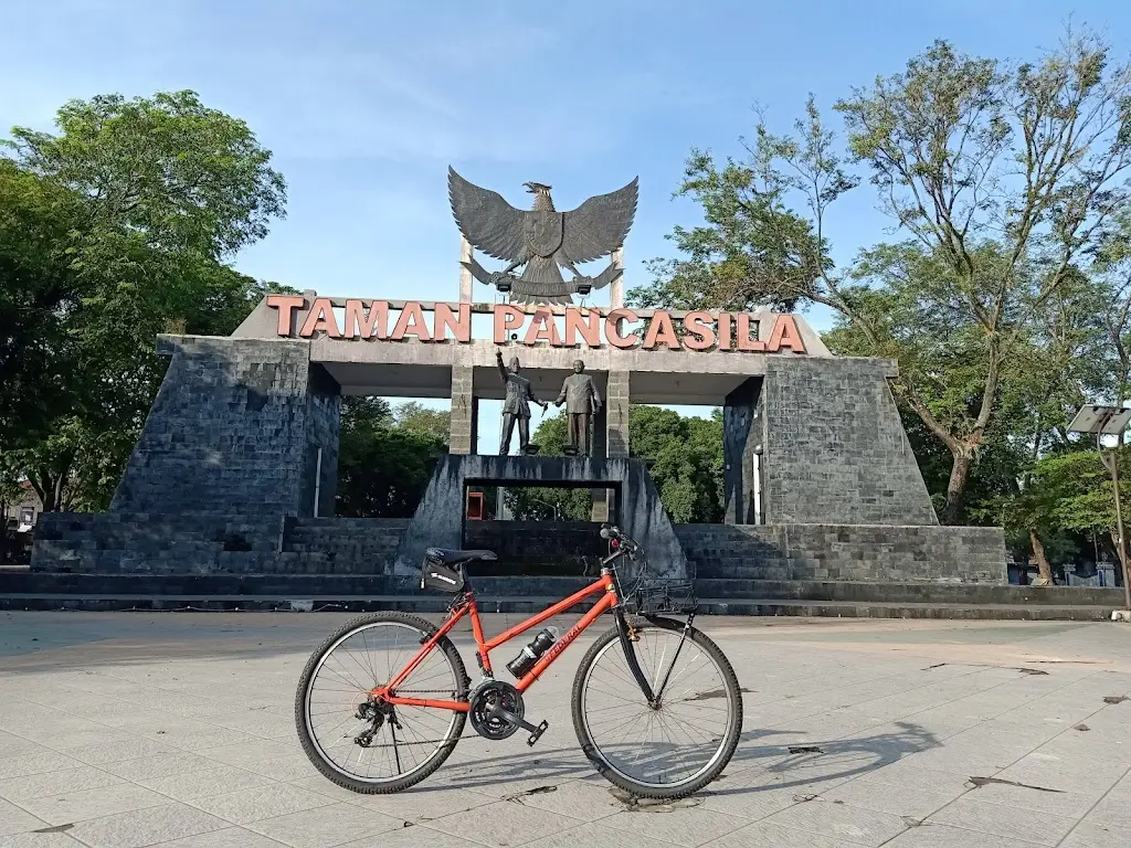 Taman Pancasila, Jl. Lawu, Dompon, Karanganyar, Kec. Karanganyar, Kabupaten Karanganyar, Jawa Tengah 57711, Indonesia