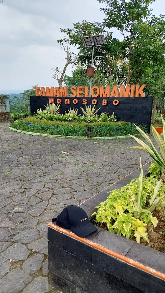 Taman Selomanik, Jl. Kyai Hasyim Asya ri No.34, Wonosobo Timur, Wonosobo Tim., Kec. Wonosobo, Kabupaten Wonosobo, Jawa Tengah 56311, Indonesia