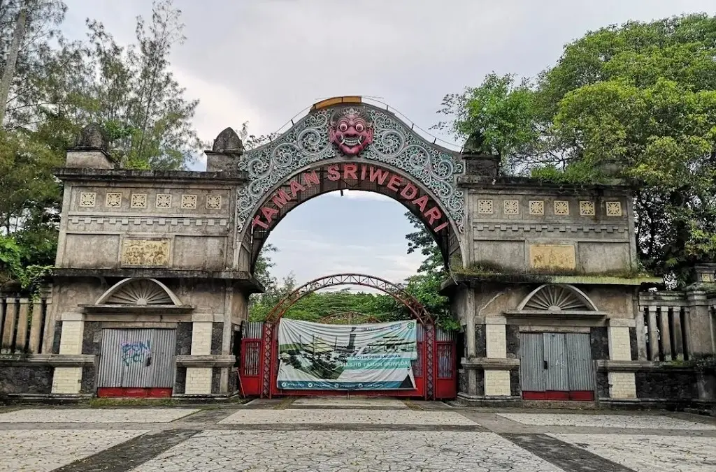 Taman Sriwedari Surakarta, Jl. Slamet Riyadi No.275, Sriwedari, Kec. Laweyan, Kota Surakarta, Jawa Tengah 57141, Indonesia