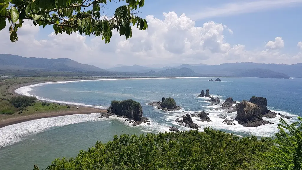 Teluk Love, Jl. Ambulu - Watu Ulo, Sido Mulyo, Sumberrejo, Kec. Ambulu, Kabupaten Jember, Jawa Timur 68162, Indonesia