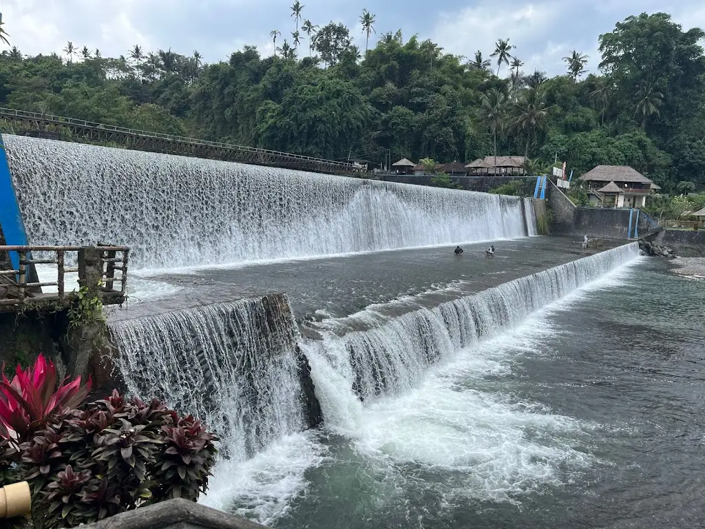 Tirai Air Terjun Tukad Unda, Tukad Yeh Unda, Semarapura Kelod Kangin, Kec. Karangasem, Kabupaten Klungkung, Bali 80761, Indonesia