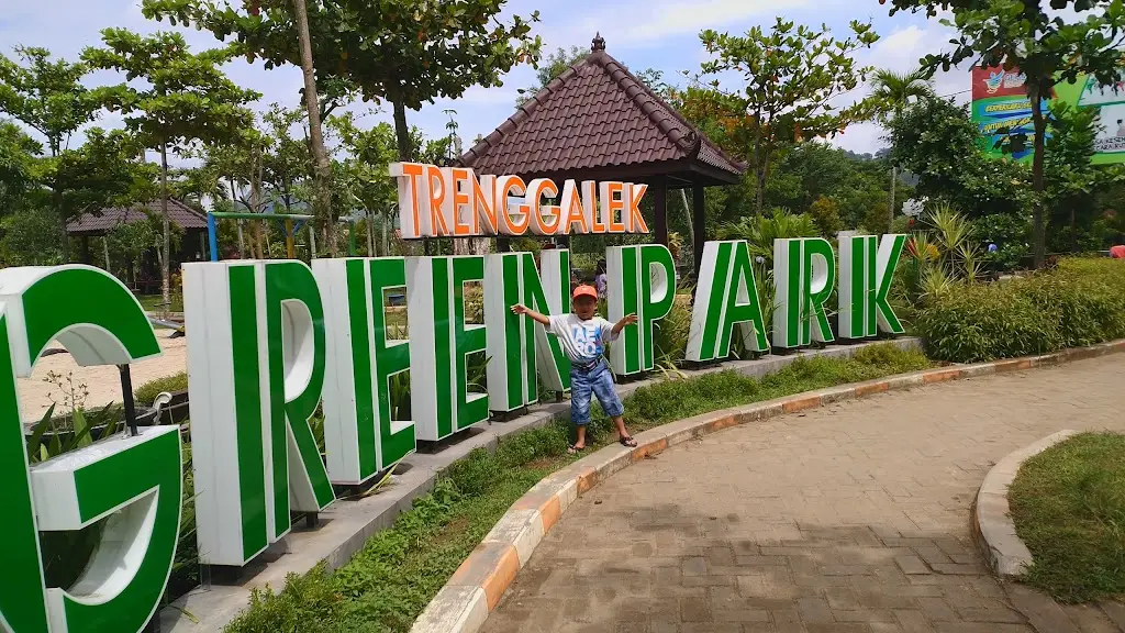 WPW8+7HC Trenggalek Green Park, Jl. Brigjend Sutran No.3, Ngemplak, Sumbergedong, Kec. Trenggalek, Kabupaten Trenggalek, Jawa Timur 66315, Indonesia