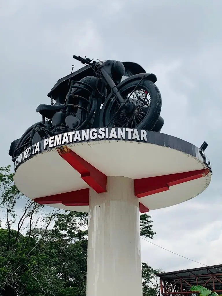 Tugu Becak Motor Siantar, Jl. W. R. Supratman No.11, Dwikora, Kec. Siantar Bar., Kota Pematang Siantar, Sumatera Utara 21145, Indonesia