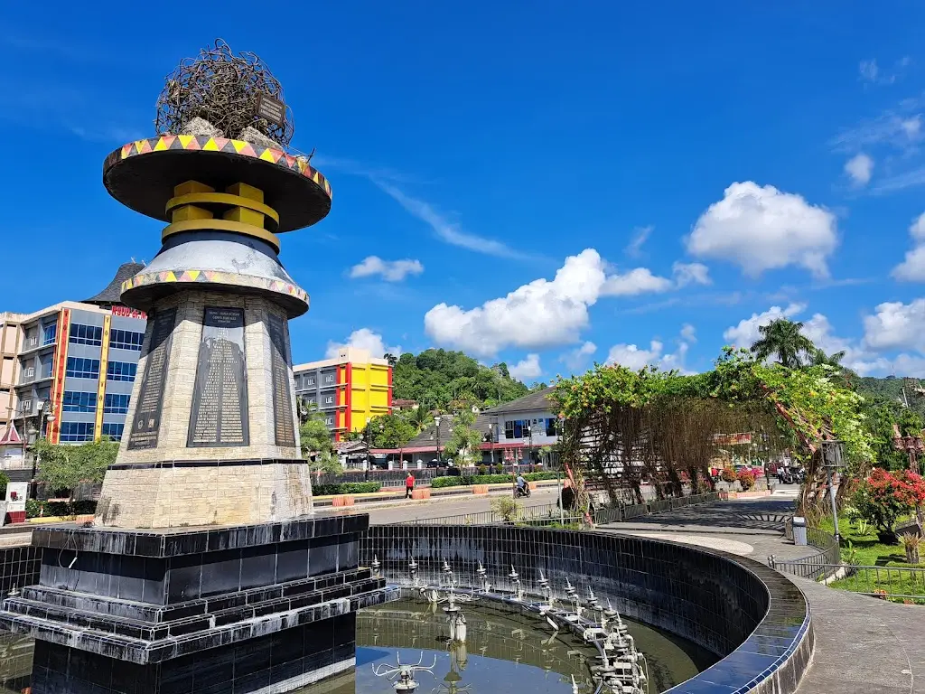 Tugu Gempa, Jl. Sirao, Pasar, Kec. Gunungsitoli, Kota Gunungsitoli, Sumatera Utara, Indonesia