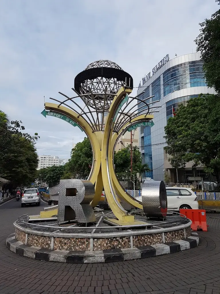 FRRQ+7MJ Tugu Zero Point, Jl. Jendral Sudirman, Pinaesaan, Kec. Wenang, Kota Manado, Sulawesi Utara, Indonesia